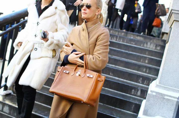 最新款手提包圖片大全，時(shí)尚手袋的溫情與陪伴